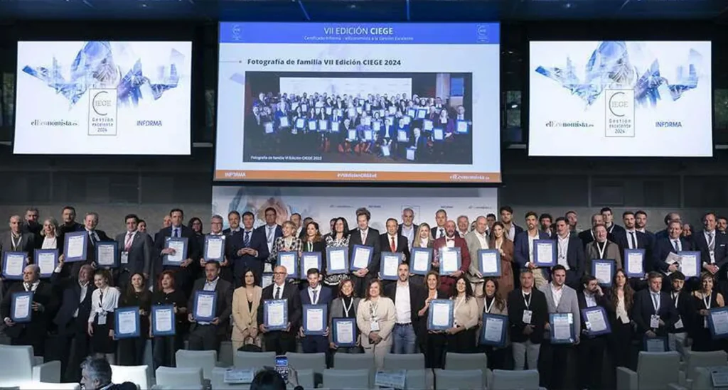 Sofía Zapata, CEO of Excom Global, receiving the CIEGE Excellence in Business Management Certification